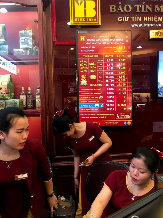 Dù lượng người mua đã tăng mạnh nhưng theo quan sát của Kiến Thức, giá vàng cuối giờ chiều ngày 13/2 vẫn chỉ ở mức trung bình khoảng 3.750.000 đồng/chỉ. Mức giá này được cho là không cao hơn so với cùng kì năm ngoái.