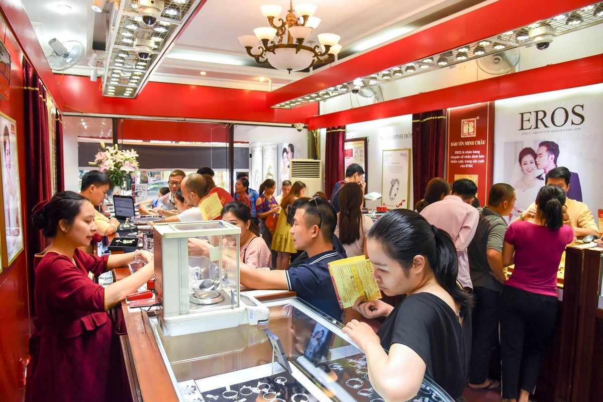 Theo quan sát của Kiến Thức, năm nay các mặt hàng vàng rất đa dạng về mẫu mã, từ trang sức vàng ta, vàng tây đều được chế tác hết sức đặc sắc với các mặt dây thần tài, mặt dây các linh giáp, nhẫn kim tiền, charm tì hưu và đặc biệt là nhẫn linh giáp Hợi.