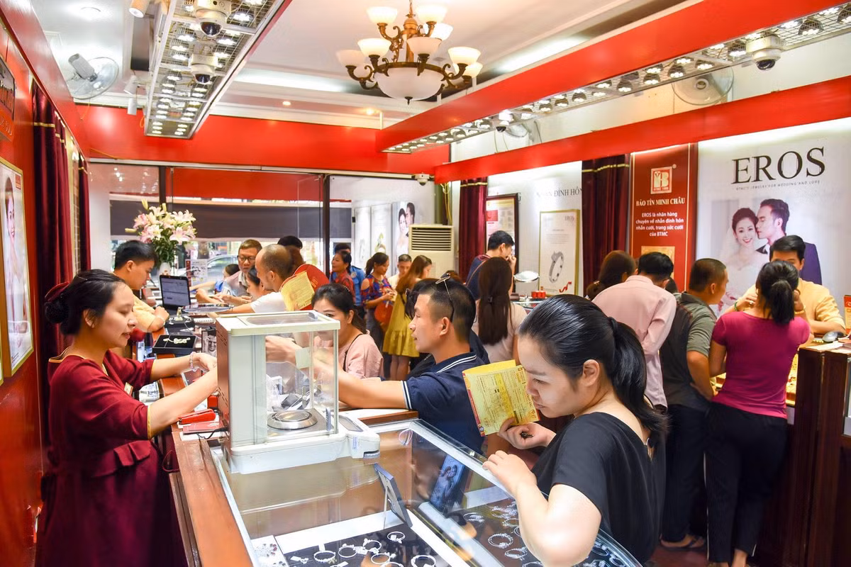 Theo quan sát của Kiến Thức, năm nay các mặt hàng vàng rất đa dạng về mẫu mã, từ trang sức vàng ta, vàng tây đều được chế tác hết sức đặc sắc với các mặt dây thần tài, mặt dây các linh giáp, nhẫn kim tiền, charm tì hưu và đặc biệt là nhẫn linh giáp Hợi.