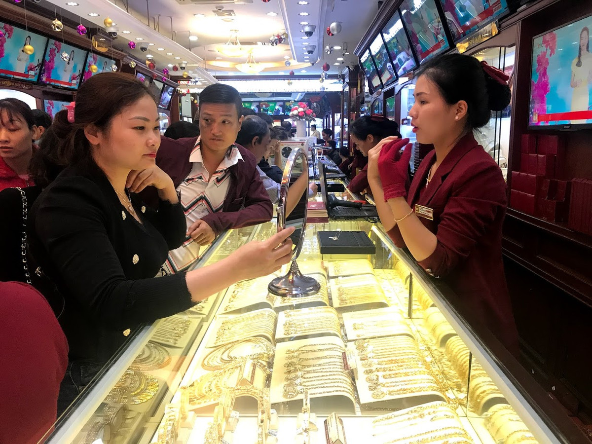 "Lý do dẫn đến việc tăng giá này là do nhu cầu mua vàng của người dân tăng đột biến cũng như tình hình giá vàng thế giới cũng như thị trường vàng trong nước nói chung có sự biến động nhẹ. Nhưng nhìn chung giá vàng ngày mai cũng không có quá nhiều thay đổi". Bà Luyến chia sẻ thêm.