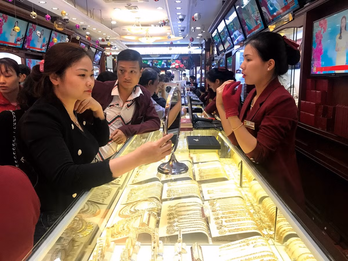 "Lý do dẫn đến việc tăng giá này là do nhu cầu mua vàng của người dân tăng đột biến cũng như tình hình giá vàng thế giới cũng như thị trường vàng trong nước nói chung có sự biến động nhẹ. Nhưng nhìn chung giá vàng ngày mai cũng không có quá nhiều thay đổi". Bà Luyến chia sẻ thêm.