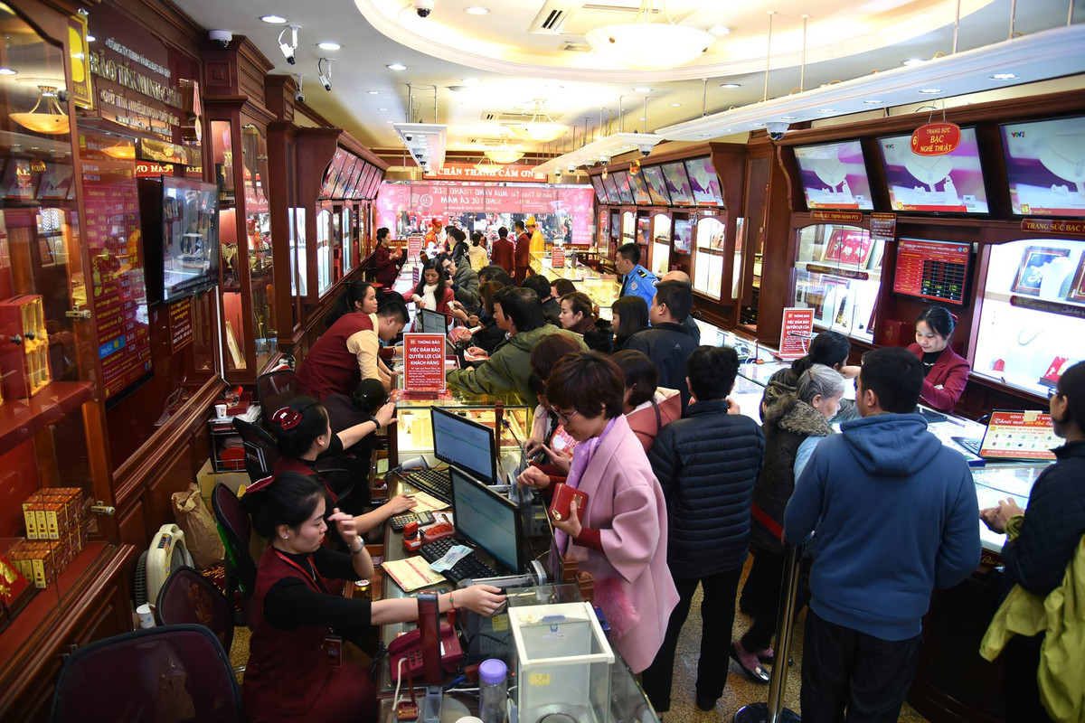 Trả lời Kiến Thức, bà Nguyễn Thị Luyến (Quyền giám đốc kinh doanh - Cty Vàng bạc Bảo Tín Minh Châu) cho biết: "Chúng tôi đã chuẩn bị một lượng hàng hóa tương đối lớn và đa dạng về mẫu mã để đáp ứng tối đa nhu cầu mua vàng lấy may ngày Vía Thần Tài của khách hàng".