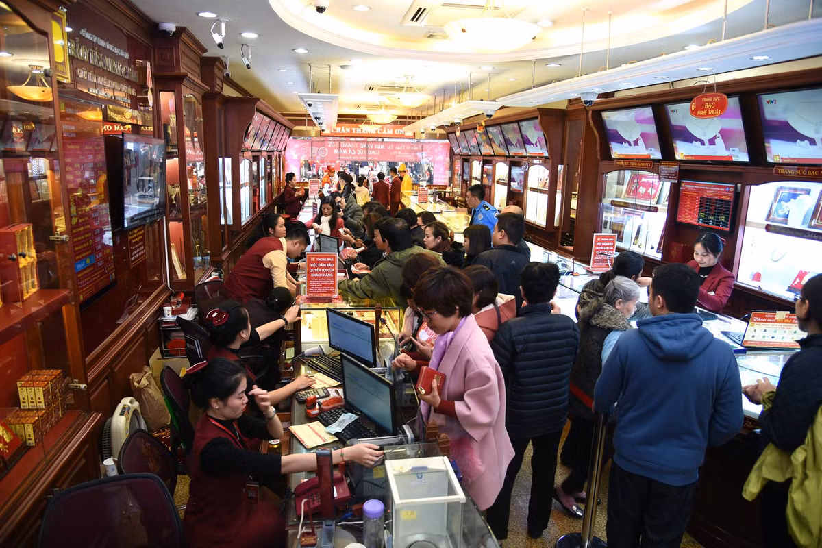 Trả lời Kiến Thức, bà Nguyễn Thị Luyến (Quyền giám đốc kinh doanh - Cty Vàng bạc Bảo Tín Minh Châu) cho biết: "Chúng tôi đã chuẩn bị một lượng hàng hóa tương đối lớn và đa dạng về mẫu mã để đáp ứng tối đa nhu cầu mua vàng lấy may ngày Vía Thần Tài của khách hàng".