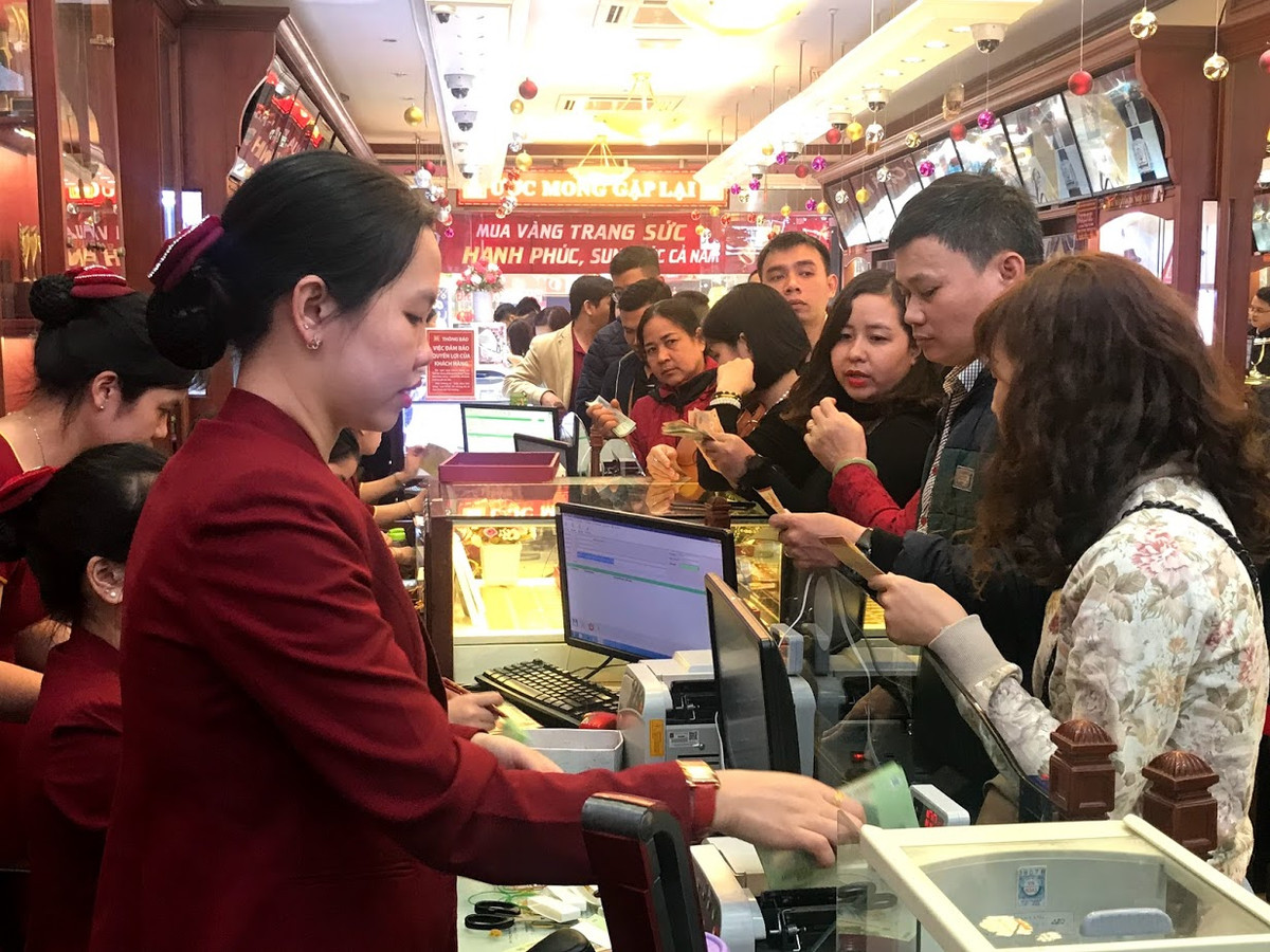 Theo bà Luyến, phương thức này cũng sẽ giảm thiểu cảnh chen chúc mua vàng trong ngày Thần Tài...