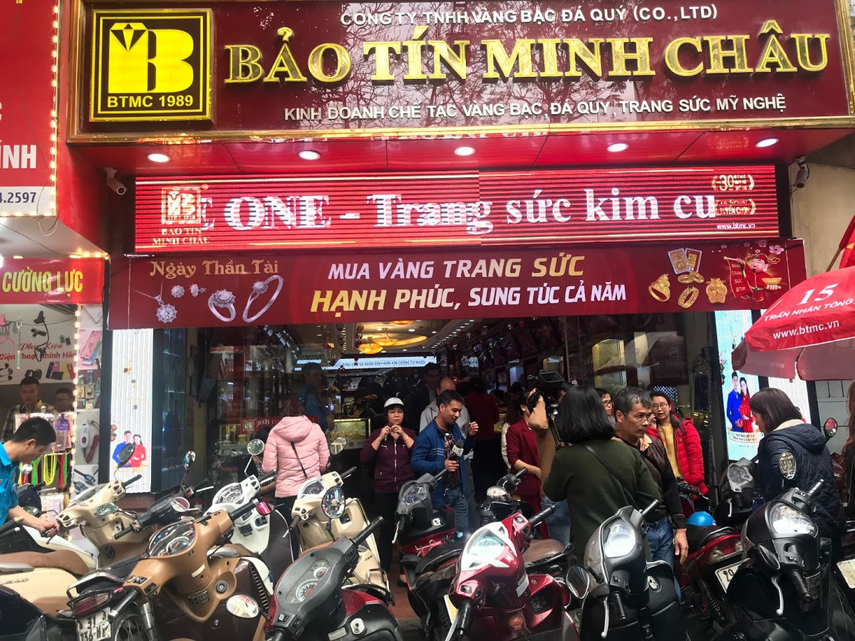 Thông tin về giá vàng ngày Vía Thần Tài 2019, đại diện Bảo Tín Minh Châu khẳng định so năm ngoái sẽ không biến động nhiều. Tuy nhiên, so với một vài phiên giao dịch gần đây thì giá vàng trong ngày Thần Tài có phần tăng nhẹ.