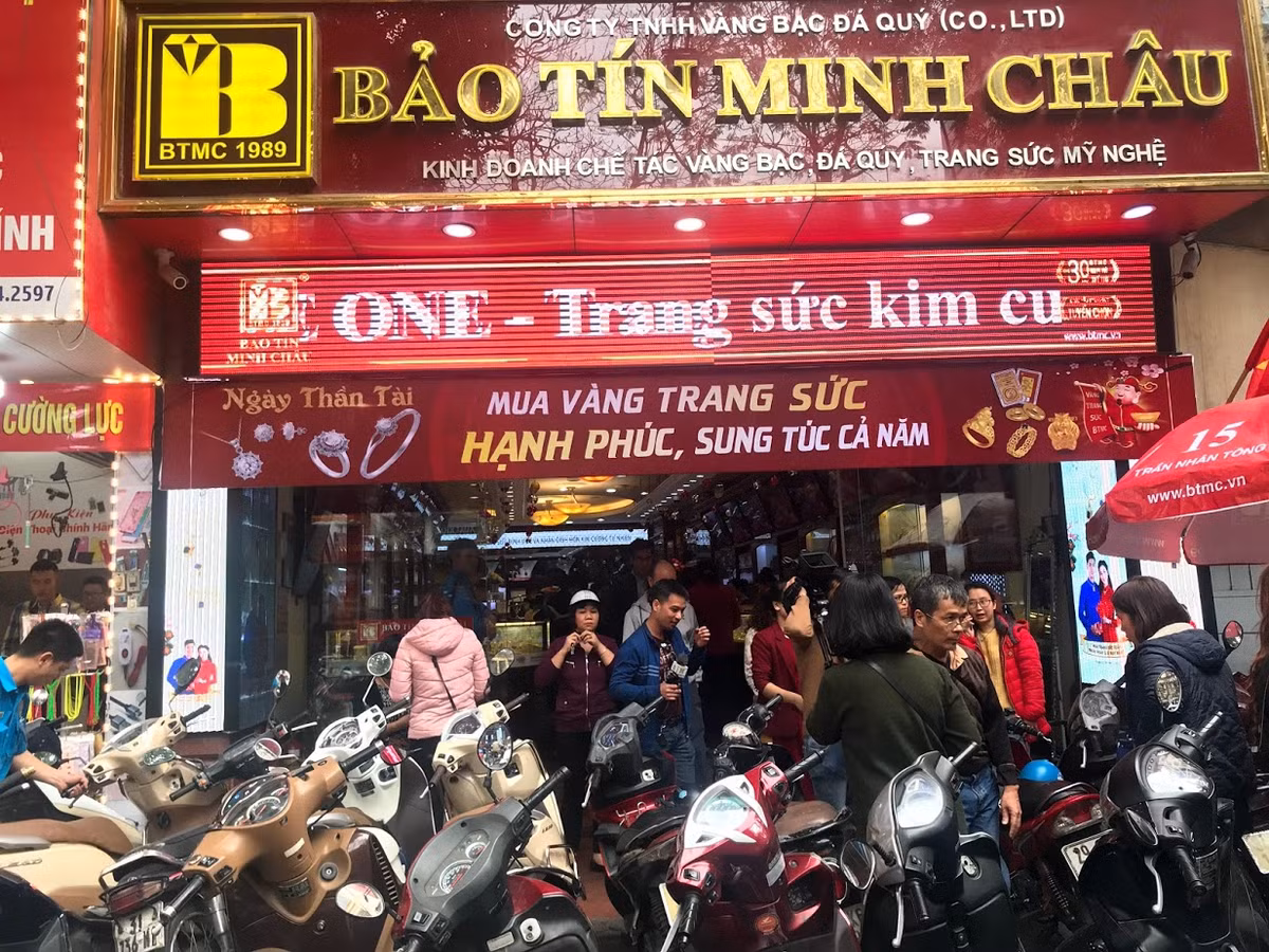 Thông tin về giá vàng ngày Vía Thần Tài 2019, đại diện Bảo Tín Minh Châu khẳng định so năm ngoái sẽ không biến động nhiều. Tuy nhiên, so với một vài phiên giao dịch gần đây thì giá vàng trong ngày Thần Tài có phần tăng nhẹ.