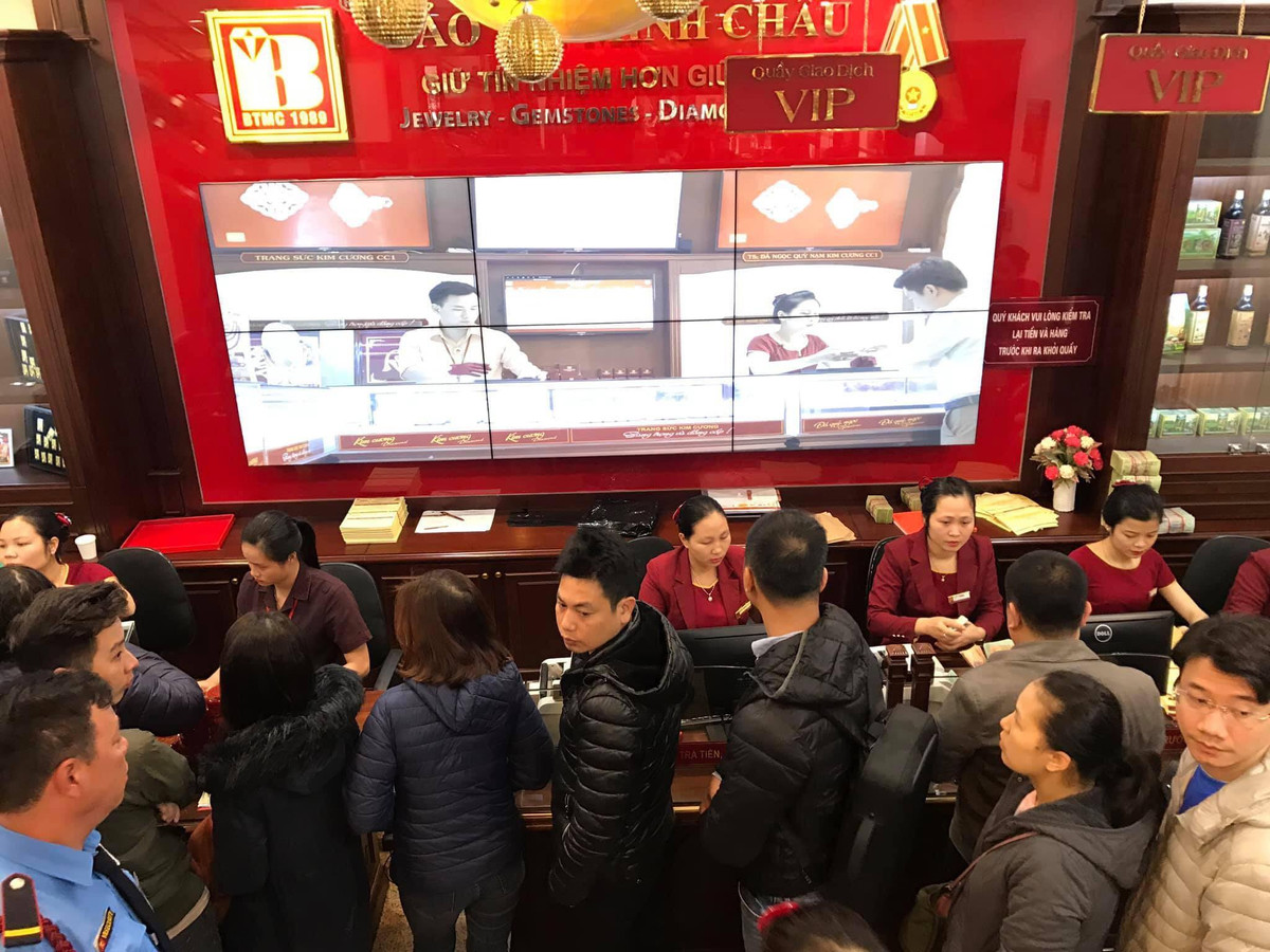 Do ngày Vía Thần Tài không rơi vào ngày nghỉ nên nhiều cơ sở kinh doanh vàng, bạc đã áp dụng hình thức đặt hàng trực tuyến để người dân dễ dàng mua vàng hơn...