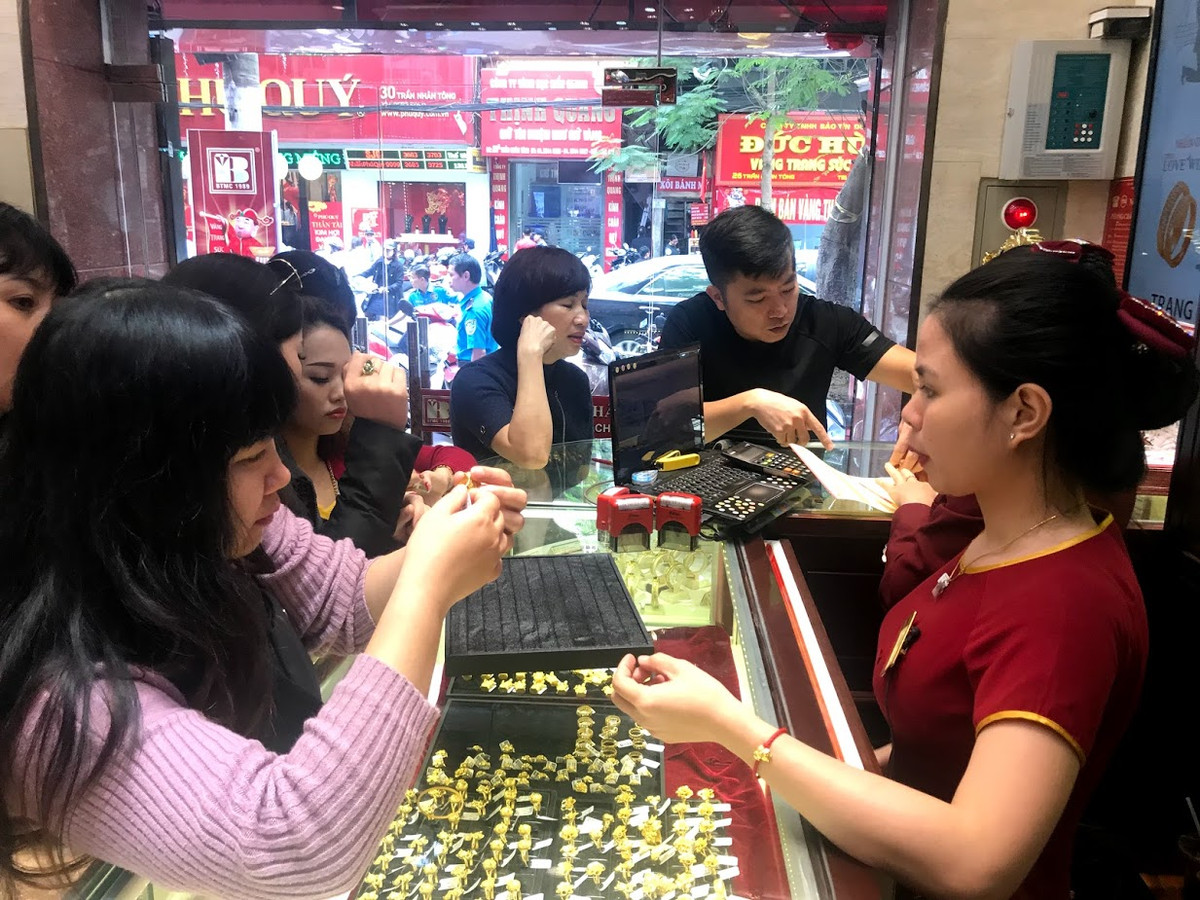 Ngoài Bảo Tín Minh Châu thì những cửa hàng kinh doanh vàng, bạc, đá quý khác trên con phố Trần Nhân Tông cũng khá đông khách.