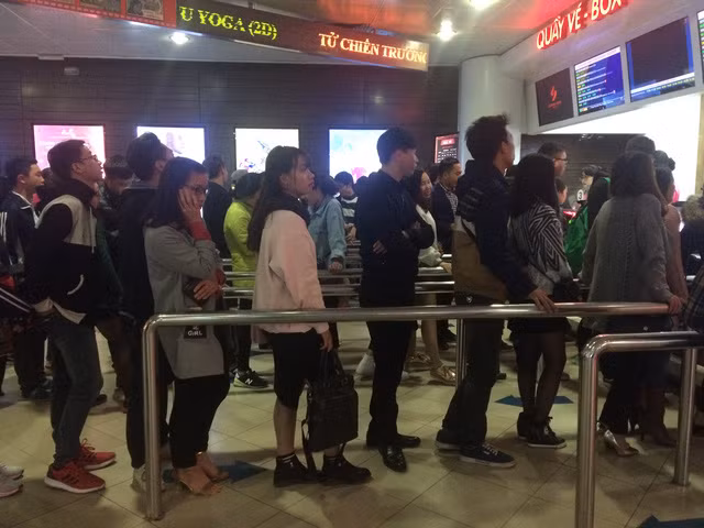 Không chỉ ở công viên, các rạp chiếu phim cũng trong tình trạng đông đúc bởi trong dịp đầu năm mới, rất nhiều bộ phim bom tấn được ra rạp.