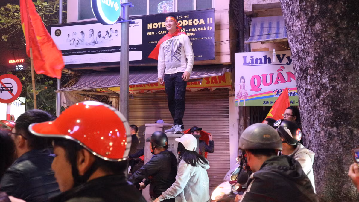 Một "nhạc trưởng" sẵn sàng trèo lên nóc tủ điện tại phố Hàng Bài để ăn mừng U23 Việt Nam chiến thắng.