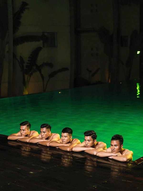 Trong mỗi bức ảnh, các tuyển thủ U23 Việt Nam trông rất ngầu và quyến rũ khi mang vẻ mặt lạnh lùng, đăm chiêu.