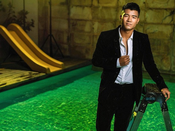 Sau khi những bức ảnh thời trang của các cầu thủ U23 Việt Nam được lên sóng, dân mạng đã được "chiêu đãi" vẻ nam tính và cực cá tính của các cầu thủ ngôi sao của bóng đá Việt. 