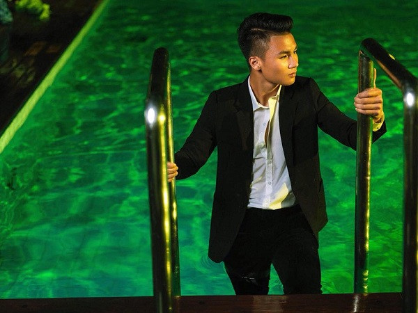 Quang Hải lạnh lùng bên hồ bơi cũng giống như những cú dứt điểm "chết chóc" khiến thủ môn đối phương phải vào lưới nhặt bóng.