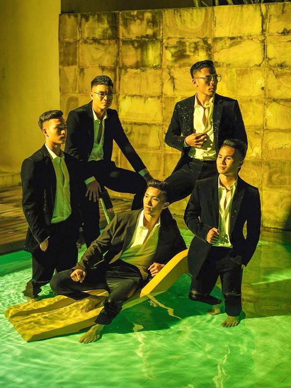 Cụ thể, 5 cầu thủ U23 Việt Nam là Đức Chinh, Quang Hải, Tiến Dụng, Văn Hậu và Bùi Hoàng Việt Anh đã hóa thân thành 'soái ca' chính hiệu khi mặc sơ mi trắng, quần âu, khoác ngoài áo vest đen sau đó đứng tạo dáng chụp hình bên hồ bơi.