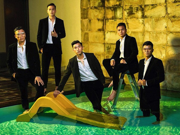 Nhắc tới U23 Việt Nam, có lẽ người hâm mộ sẽ nghĩ ngay tới dàn cầu thủ vừa đẹp trai, đá bóng giỏi lại vừa hài hước, dễ thương. Thoát ra khỏi hình ảnh dí dỏm, hài hước, mới đây các cầu thủ đã vào vai những chàng trai cực nam tính và menly.