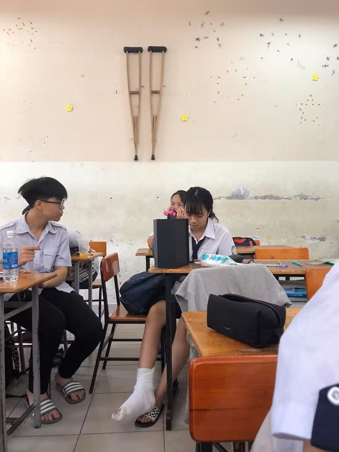 Bi gay chan bo bot co gai con khon kho hon khi ban cung lop do tro choi kham