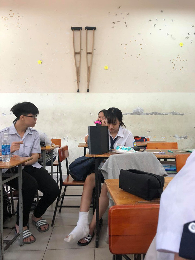 Bi gay chan bo bot co gai con khon kho hon khi ban cung lop do tro choi kham