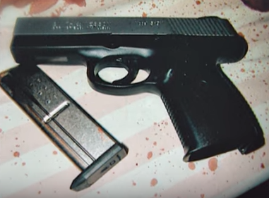 Tối 29/3/2000, tức là 18 tháng sau vụ ngựa đá Sandra, David gọi điện thoại tới cảnh sát, báo rằng Sandra đã tự sát bằng súng trên giường. Khi cảnh sát tới nhà David, họ thấy vật được cho là đã gây nên cái chết của người phụ nữ 40 tuổi là một khẩu súng Smith &amp; Wesson 9 mm mà gia đình sở hữu để tự vệ. Đạn găm vào hộp sọ Sandra ở vị trí phía trên tai phải.