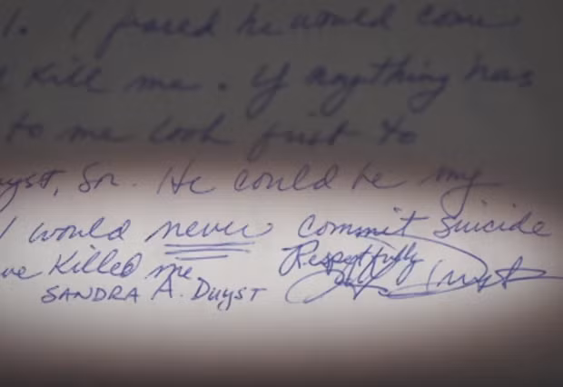"Tôi không bao giờ tự sát. Có lẽ David Duyst sẽ giết tôi" là câu kết của lá thư. Cảnh sát nhờ một chuyên gia về chữ viết so sánh chữ trên lá thư với chữ của Sandra trên những văn bản khác. Chuyên gia kết luận đó chính là chữ của Sandra. Dấu vân tay của nạn nhân cũng xuất hiện trên thư.