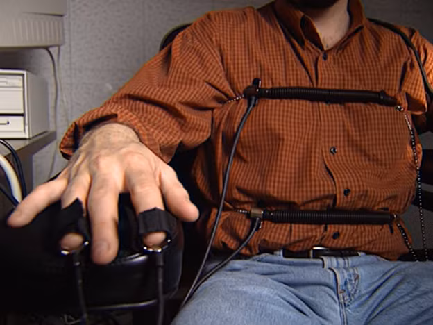 Cảnh sát lấy quần, áo của David để kiểm tra và không phát hiện vết máu. Sau đó họ yêu cầu anh ta đối mặt quy trình kiểm tra nói dối và kết quả cho thấy chồng nạn nhân không có dấu hiệu bất thường. Theo những người biết David, anh ta là người chu đáo với gia đình, có công việc ổn định và thường xuyên tham gia hoạt động cộng đồng. Vì thế họ cũng không nghĩ anh ta là thủ phạm.