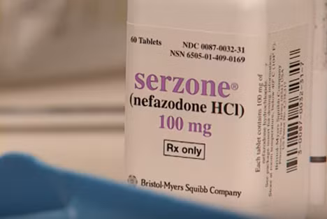 Ngày 19/11/1998, Sandra bò từ trang trại ngựa sang nhà hàng xóm với khuôn mặt đầy máu. Sau khi điều trị tại bệnh viện, cô nói rằng một con ngựa bất ngờ đá hậu vào mặt cô khi cô dọn dẹp trong chuồng ngựa. Sự cố ấy khiến tâm tính của Sandra thay đổi. Cô luôn tỏ ra sợ hãi và căng thẳng nên bác sĩ phải kê cho cô khá nhiều loại thuốc an thần.