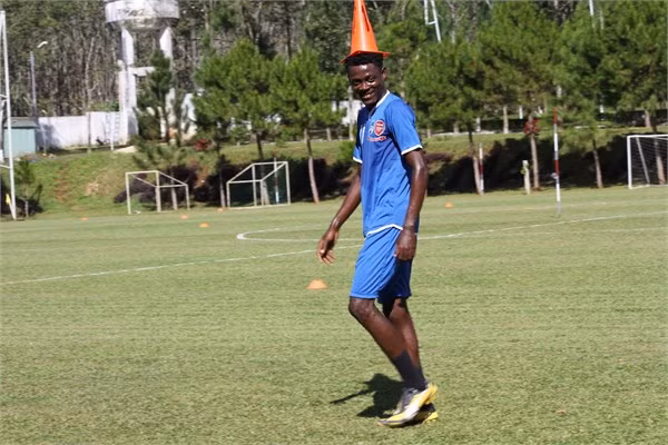 Dimytri Obama là cầu thủ từng thử việc tại HAGL hồi đầu mùa giải. Chính cầu thủ người Cameroon này được bầu Đức mời thử việc. Nhưng chính việc muốn giữ nguyên bản đội hình Học viện HAGL JMG lên đá đội 1 của thầy Giôm lúc đó đã làm Dimytri Obama mất cơ hội đá trong màu áo của HAGL.