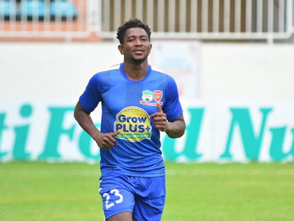 Sanogo Moussa là ngoại binh người Bờ Biển Ngà của HAGL. Với việc chú trọng vào việc sử dụng những cầu thủ nội mà HAGL đã quên đi việc mình đang có chân sút ngoại. Việc này khiến Sanogo mài đũng quần trên băng ghế dự bị và mất dần phong độ.