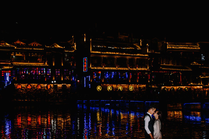 Bộ ảnh cưới Phượng Hoàng Cổ Trấn là của cặp đôi Quang Huy (25 tuổi) và Thanh Vân (24 tuổi) đều đến từ Hội An.