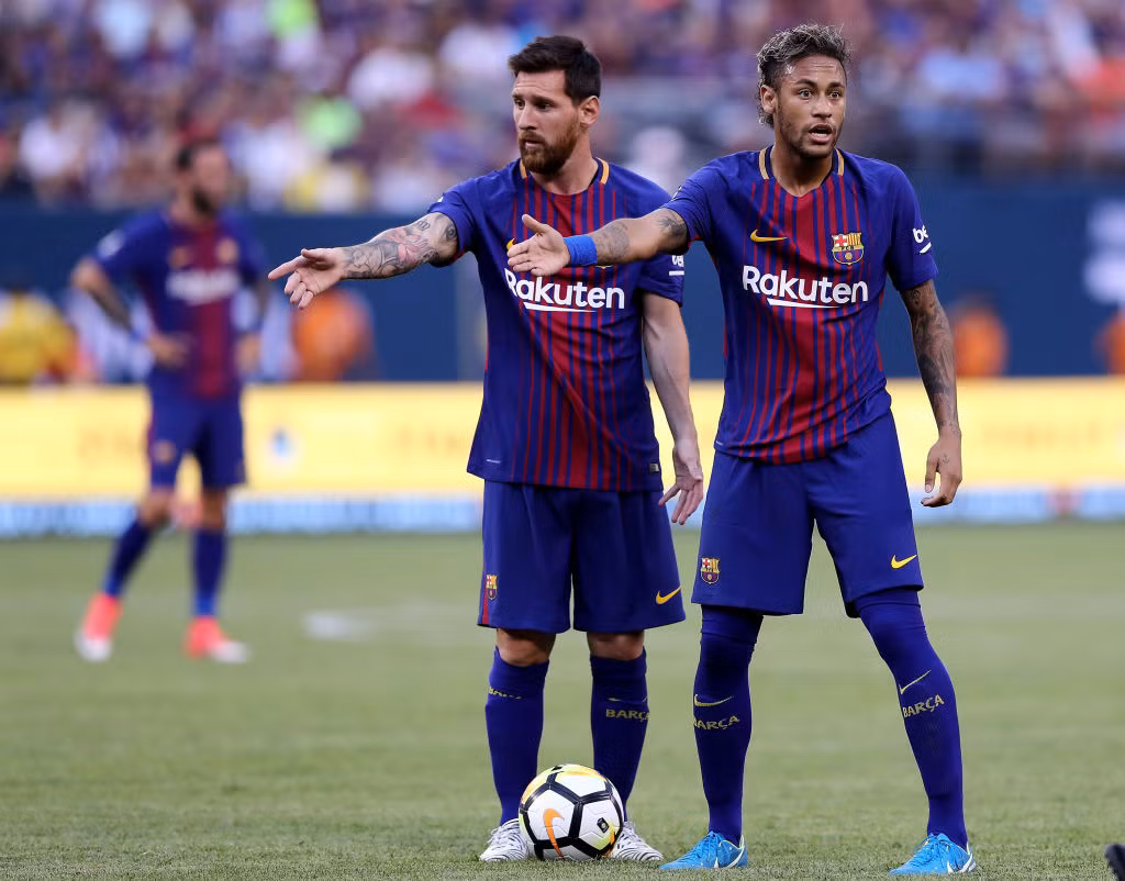 Lionel Messi không muốn người đồng đội cũ trở thành kẻ thù địch nên đã khuyên nhủ Neymar nên xem xét khả năng chuyển đến sân Etihad.
