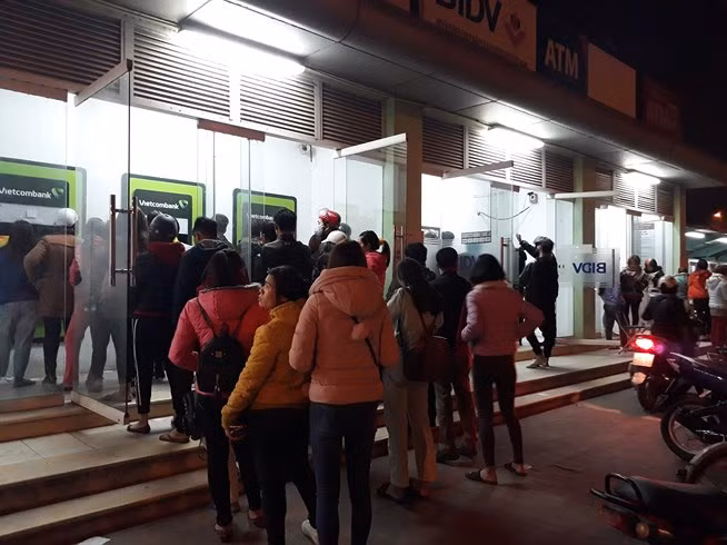 Tình trạng này càng trầm trọng hơn tại các khu công nghiệp. Do số lượng người quá đông, xếp hàng chờ đợi trong thời gian dài, một số đã không giữ được bình tình, dẫn đến cãi lộn vì "người trước rút hết tiền nên ATM không còn tiền cho người sau rút".