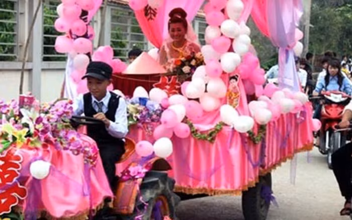 Xe máy cày được gắn nhiều vùng nông thôn Việt Nam trưng dụng làm xe dâu trong ngày cưới. Ảnh trong bài: Sưu tầm Facebook.