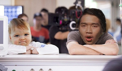 Chàng quân nhân nghiêm túc và cô y sĩ trẻ trung.