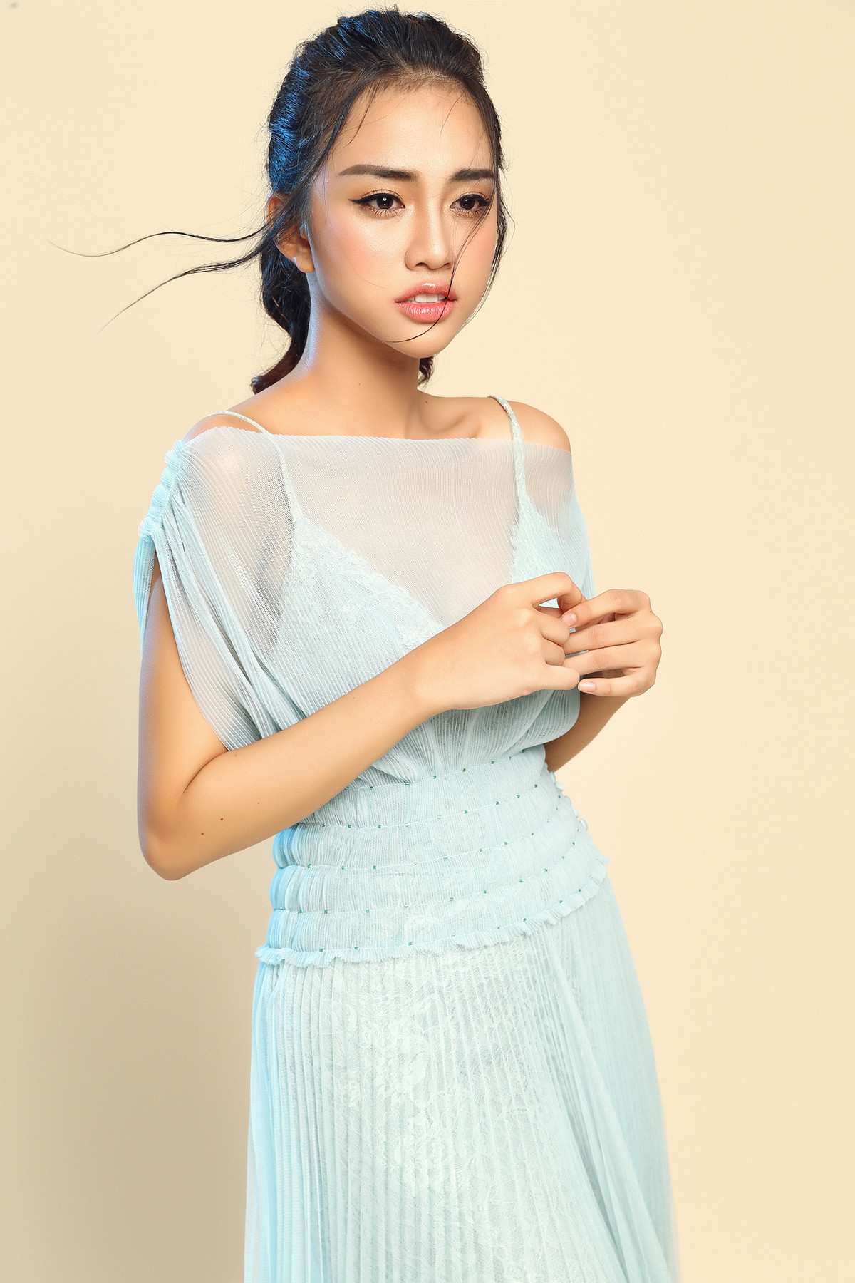 Không ít lần, Thiên Nga đã bị dân mạng soi từ cách trang điểm cho tới cách phối đồ và nhiều người cho rằng, làm trong ngành giải trí thì cô nàng này nên chú ý mỗi khi xuất hiện hay đăng tải hình ảnh lên trang cá nhân.