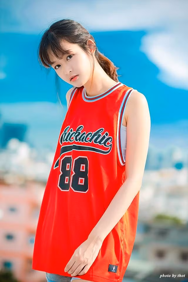 Ngắm nhìn những bức ảnh trên trang cá nhân của Apichana G Werasombati, nhiều người đưa ra nhận xét rằng, cô bạn này hướng tới gu thời trang sporty, khỏe khoắn với những chiếc áo bóng chày đủ màu sắc, quần ngắn khoe đùi thon thả và những đôi giày sneaker cực chất.