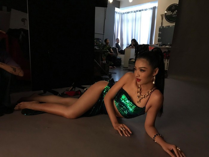 Thay vay Kieu Loan qua dep, Do My Linh doi muon di an bun dau