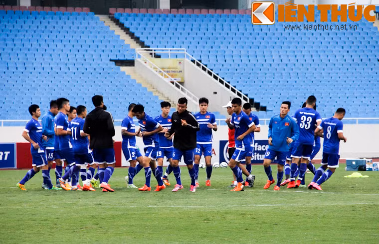 ĐTVN khởi động trước khi bắt đầu với những bài tập làm quen sân.