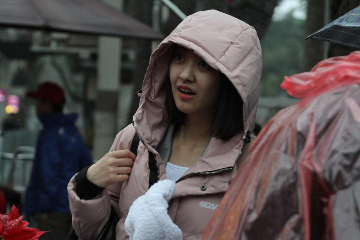 Sáng 26/2 trong khi đón Chủ tịch Triều Tiên - Kim Jong Un, nữ phóng viên Park Hee-jun cũng có mặt từ rất sớm để đưa tin.