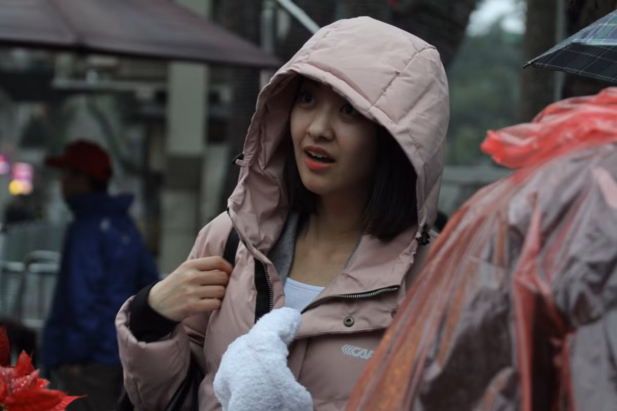 Sáng 26/2 trong khi đón Chủ tịch Triều Tiên - Kim Jong Un, nữ phóng viên Park Hee-jun cũng có mặt từ rất sớm để đưa tin.