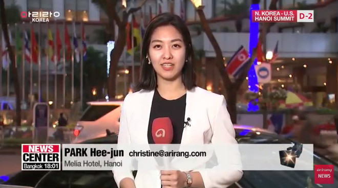 Xuất hiện trong trang phục giản dị, mang đôi giày cao gót mũi nhọn và tập trung gõ tin bài ngay trên vỉa hè, nữ phóng viên Hàn Quốc liên tục cập nhật những thông tin mới nhất về Hội nghị thượng đỉnh Mỹ - Triều tại Việt Nam.