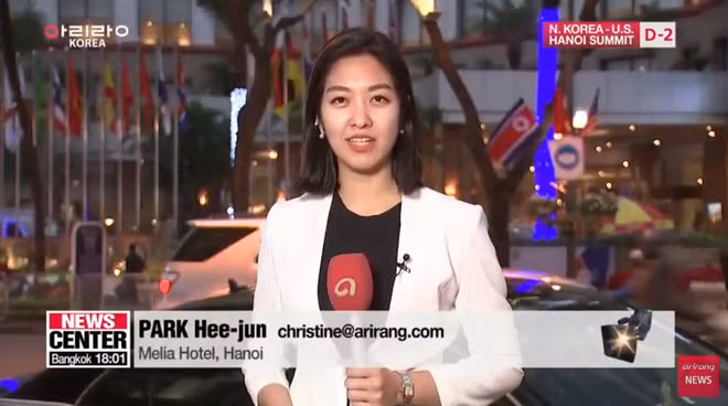 Xuất hiện trong trang phục giản dị, mang đôi giày cao gót mũi nhọn và tập trung gõ tin bài ngay trên vỉa hè, nữ phóng viên Hàn Quốc liên tục cập nhật những thông tin mới nhất về Hội nghị thượng đỉnh Mỹ - Triều tại Việt Nam.