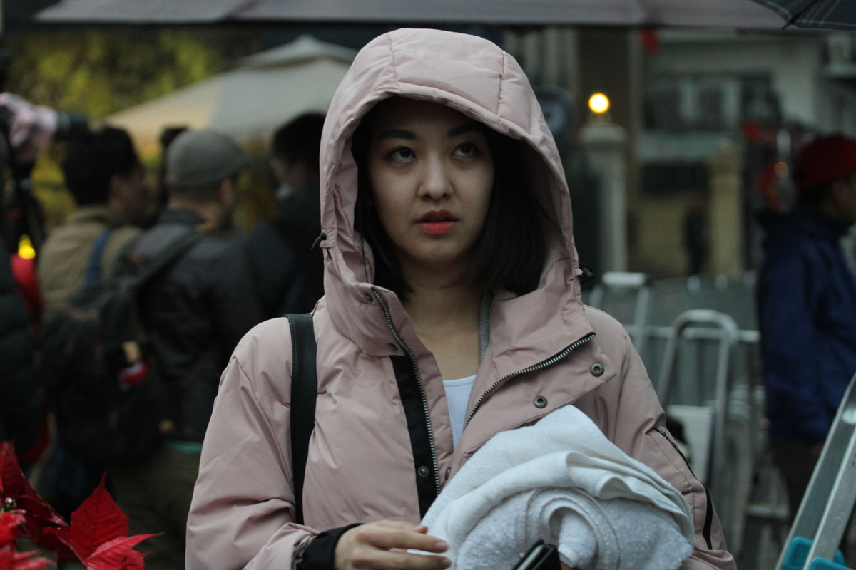 Dân mạng đã nhanh tay tìm ra bản tin mà nữ phóng viên kênh truyền hình Airiang này thực hiện tại Hà Nội. Trong clip, cô dẫn tin bằng tiếng Anh.