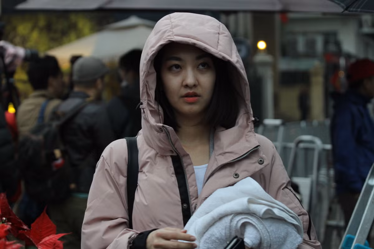 Dân mạng đã nhanh tay tìm ra bản tin mà nữ phóng viên kênh truyền hình Airiang này thực hiện tại Hà Nội. Trong clip, cô dẫn tin bằng tiếng Anh.