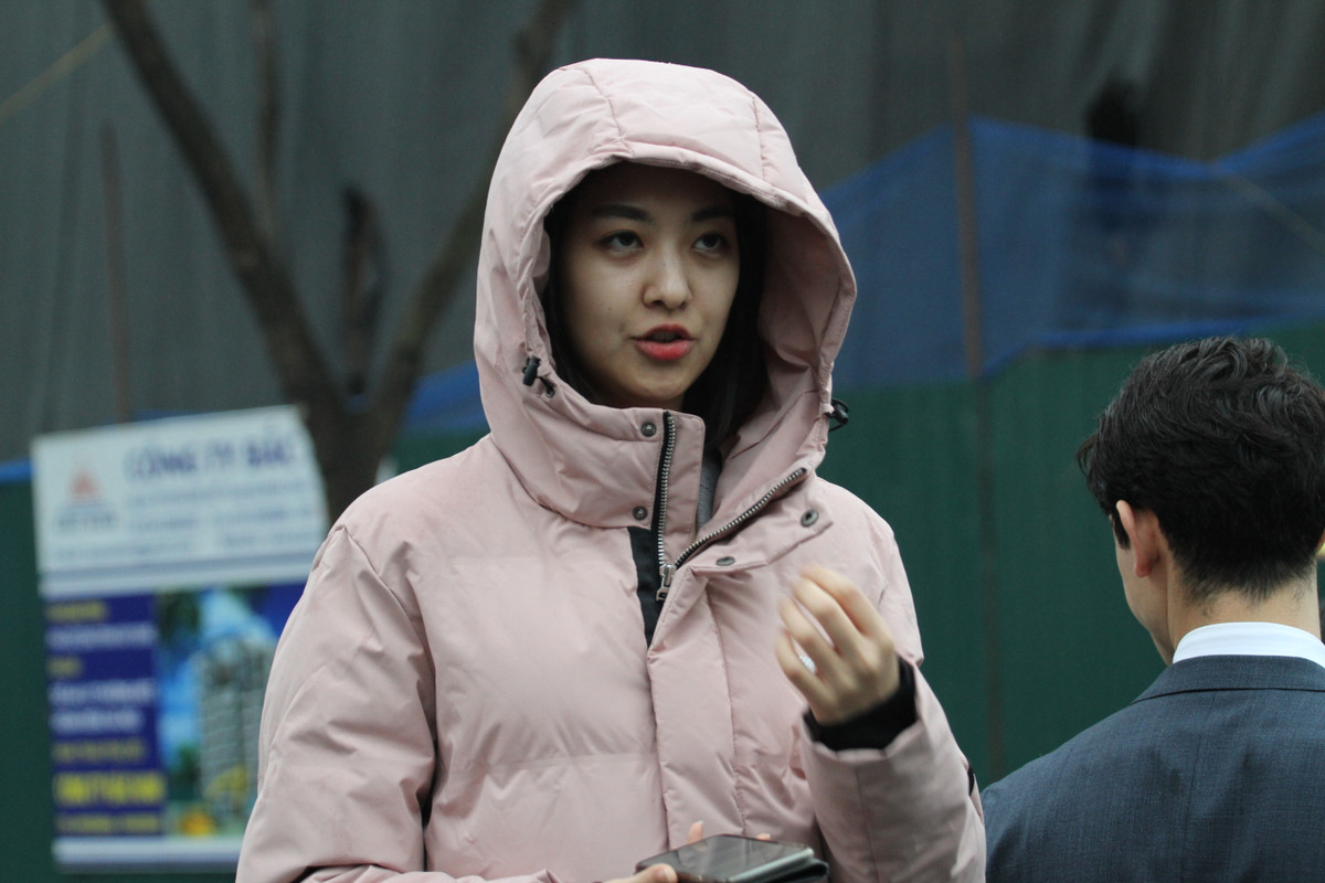 Bất chấp trời Hà Nội mưa lạnh nhưng nữ phóng viên Hàn Quốc vẫn không quản ngại đứng ngoài trời để dẫn bản tin tiếng Anh trực tiếp tại Việt Nam.