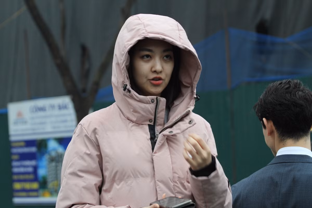 Bất chấp trời Hà Nội mưa lạnh nhưng nữ phóng viên Hàn Quốc vẫn không quản ngại đứng ngoài trời để dẫn bản tin tiếng Anh trực tiếp tại Việt Nam.