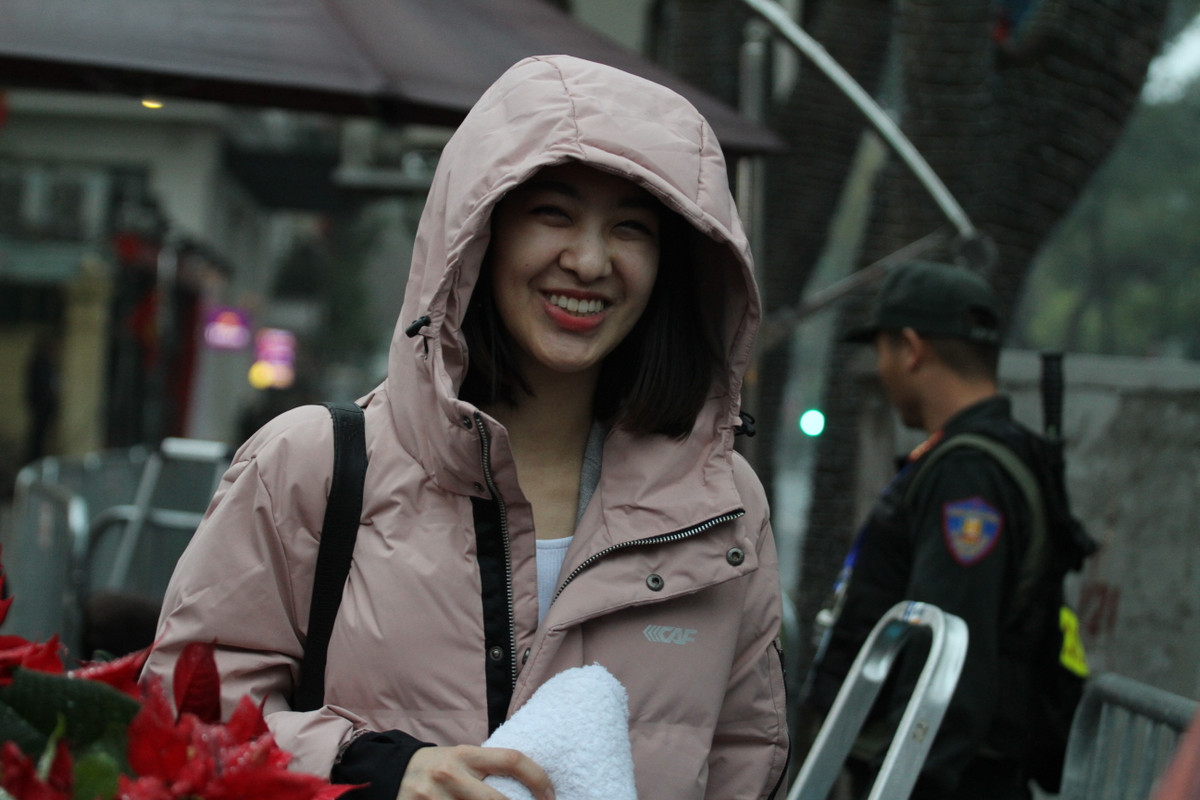 Ngay sau đó, dân mạng Việt đã dành không ít lời khen dành cho nữ phóng viên Park Hee-jun như: "Xinh quá", "Ngắm cô gái xua tan bao mệt mỏi", "Không cầu kì cũng xinh đẹp quá chừng".