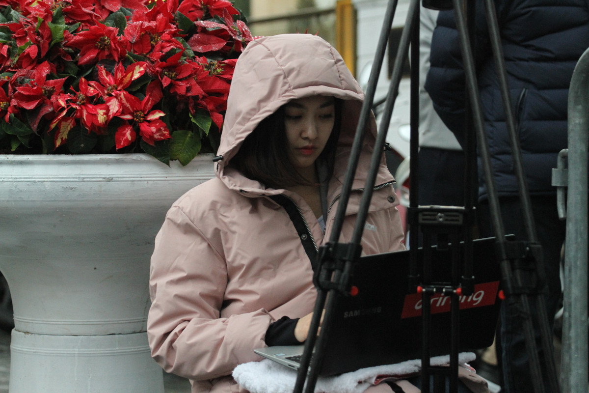 Dù làm việc nhưng Park Hee-jun vẫn có sức cuốn hút riêng.