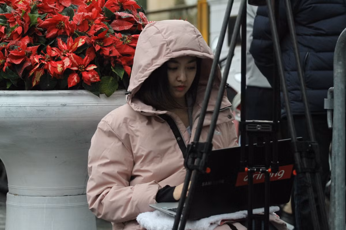 Dù làm việc nhưng Park Hee-jun vẫn có sức cuốn hút riêng.