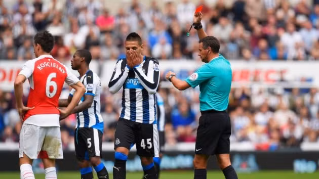 Aleksandar Mitrovic của Newcastle United cũng có vị trí thứ sáu với 25 lần phạm lỗi.
