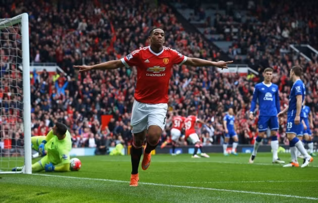 Đi bóng lắt léo, nhiều người tưởng rằng Anthony Martial của MU sẽ là cầu thủ bị phạm lỗi nhiều. Tuy nhiên điều ngược lại đã xảy ra, chính sau những lần để mất bóng, cầu thủ người Pháp thường phạm lỗi với đối phương để sửa sai vậy nên anh đã có tới 26 lần phạm lỗi.
