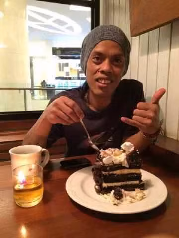 Tuy nhiên, sự thật là không như nhiều người lầm tưởng, Ro "vẩu" vẫn ở Brazil và thi đấu cho CLB Fluminense. Còn người xuất hiện tại Indonesia là "bản sao" của Ronaldinho có tên nickname là Ronaldikin Taucho II.